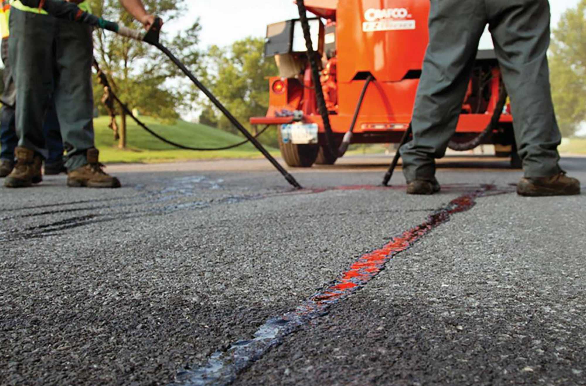 Filling an asphalt crack